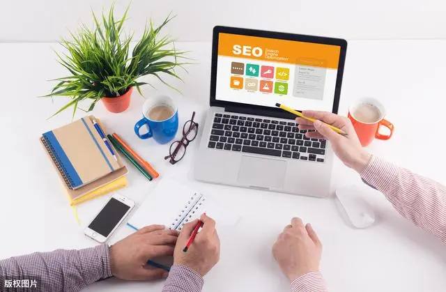 警方通报女子栓绳遛狗遭殴打